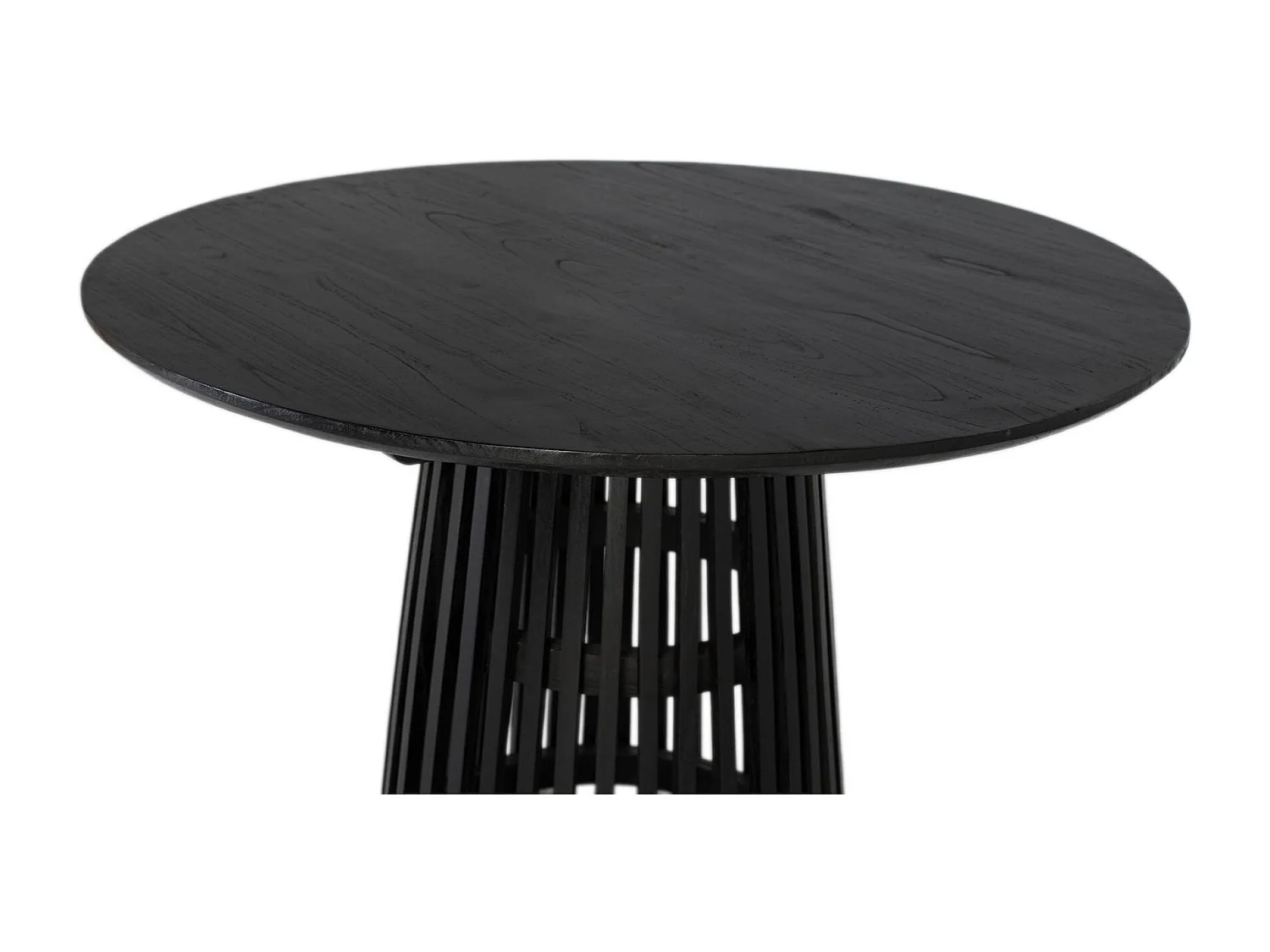 Tafel rond de kribbe in het massief van de geest en een grillage op de bodem