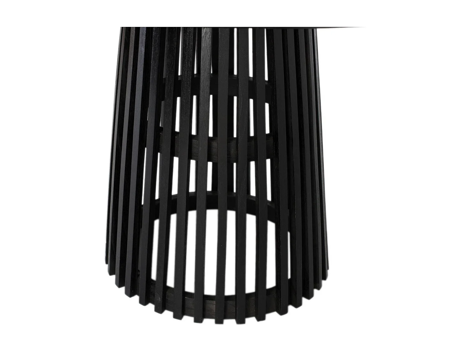 Tafel rond de kribbe in het massief van de geest en een grillage op de bodem