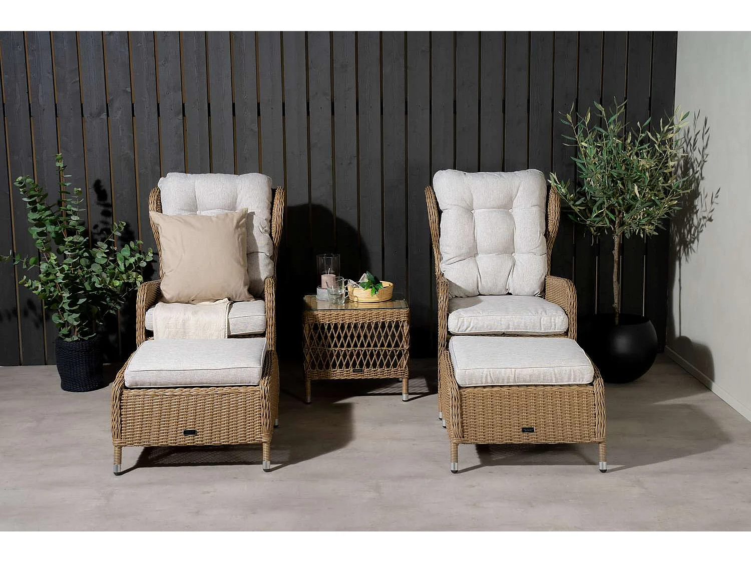 Washington lounge set 2 fauteuils, 2 poefs, 1 salontafel natuur.