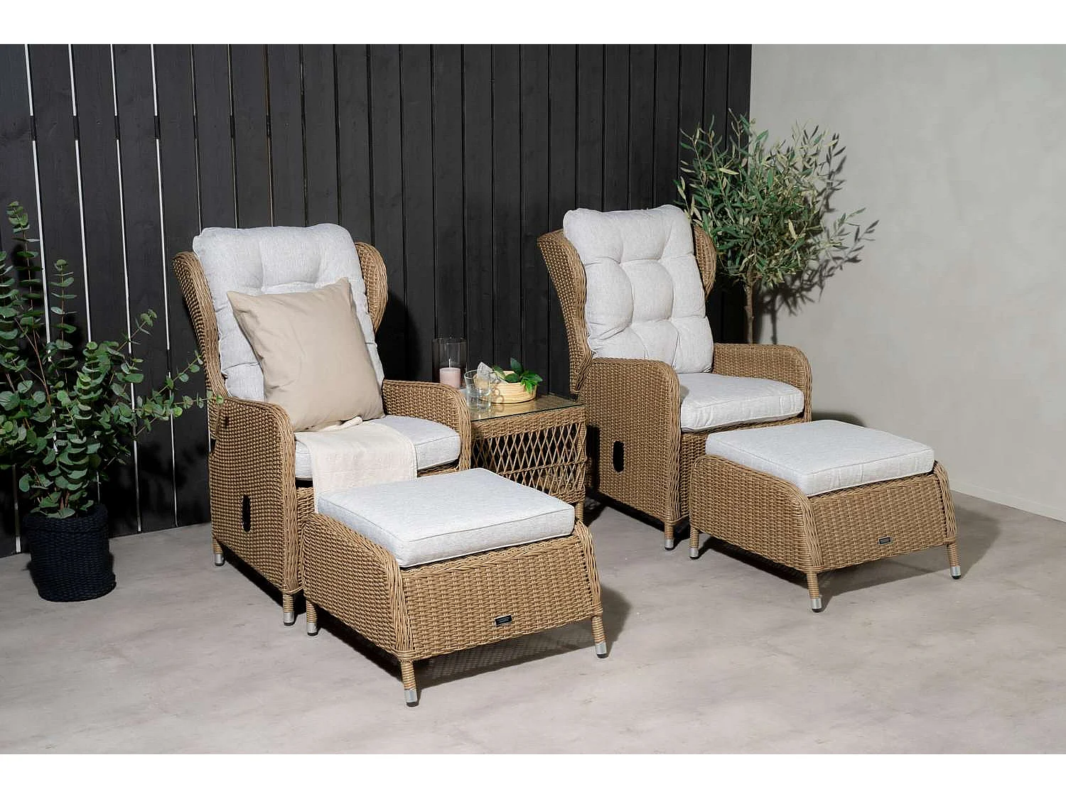 Washington lounge set 2 fauteuils, 2 poefs, 1 salontafel natuur.