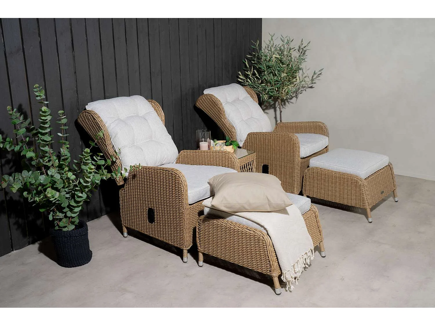 Washington lounge set 2 fauteuils, 2 poefs, 1 salontafel natuur.