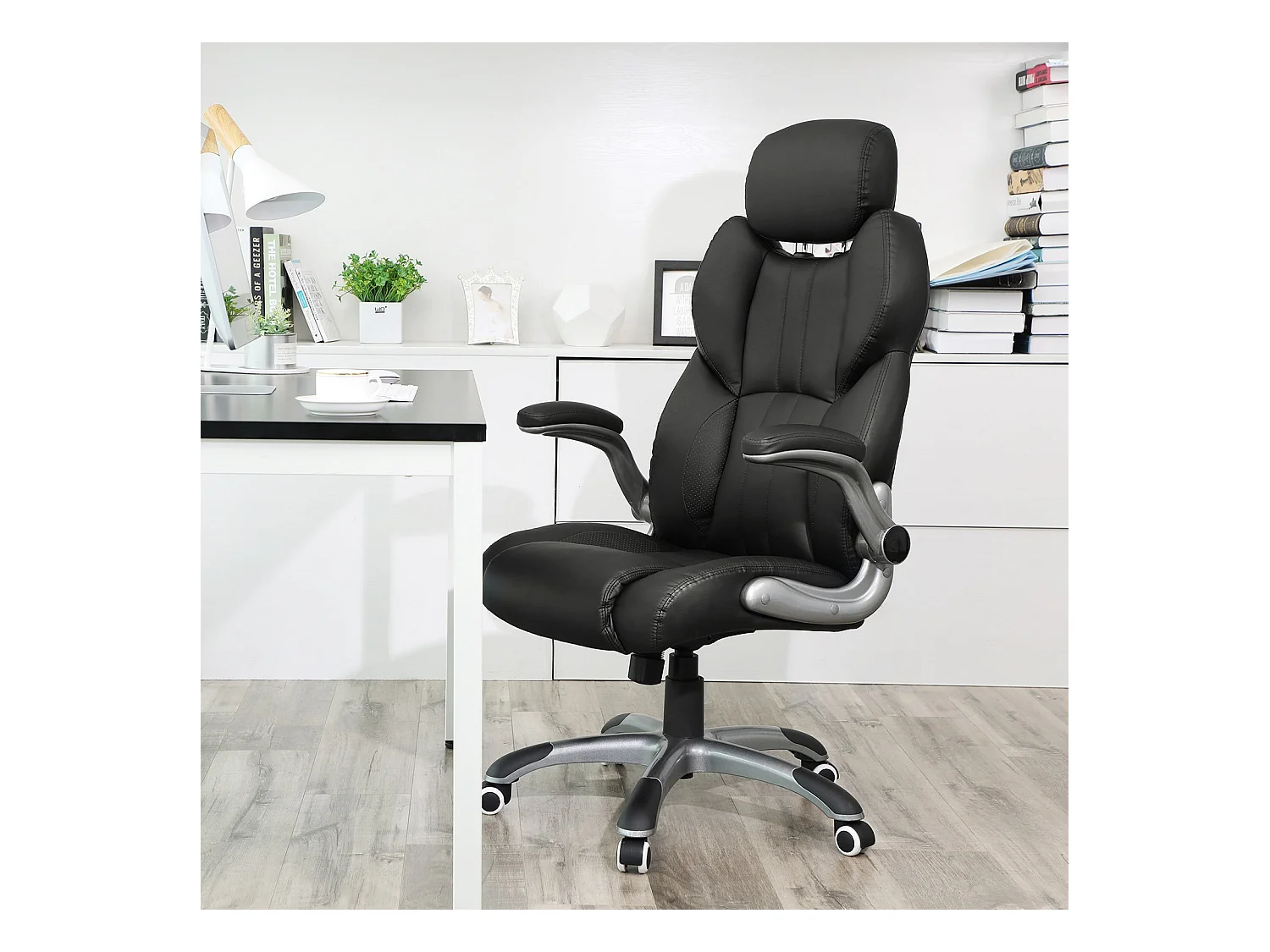 Bürostuhl mit klappbaren Armlehnen