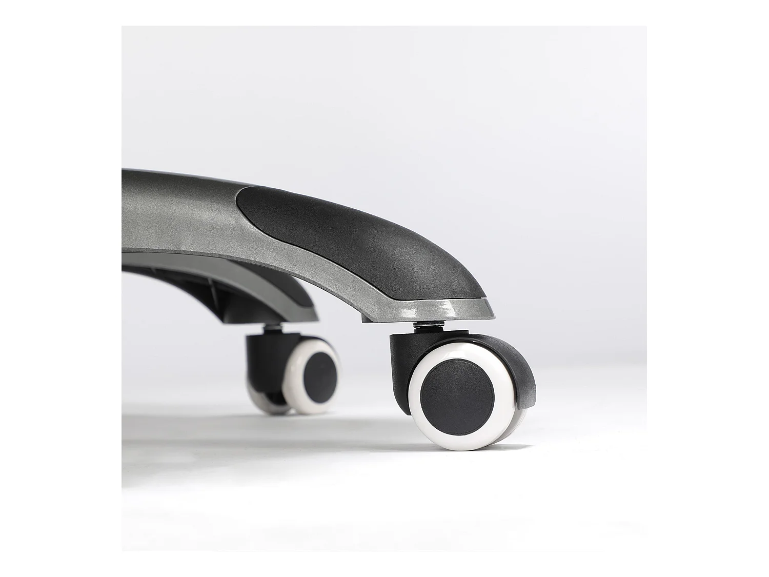 Bürostuhl mit klappbaren Armlehnen