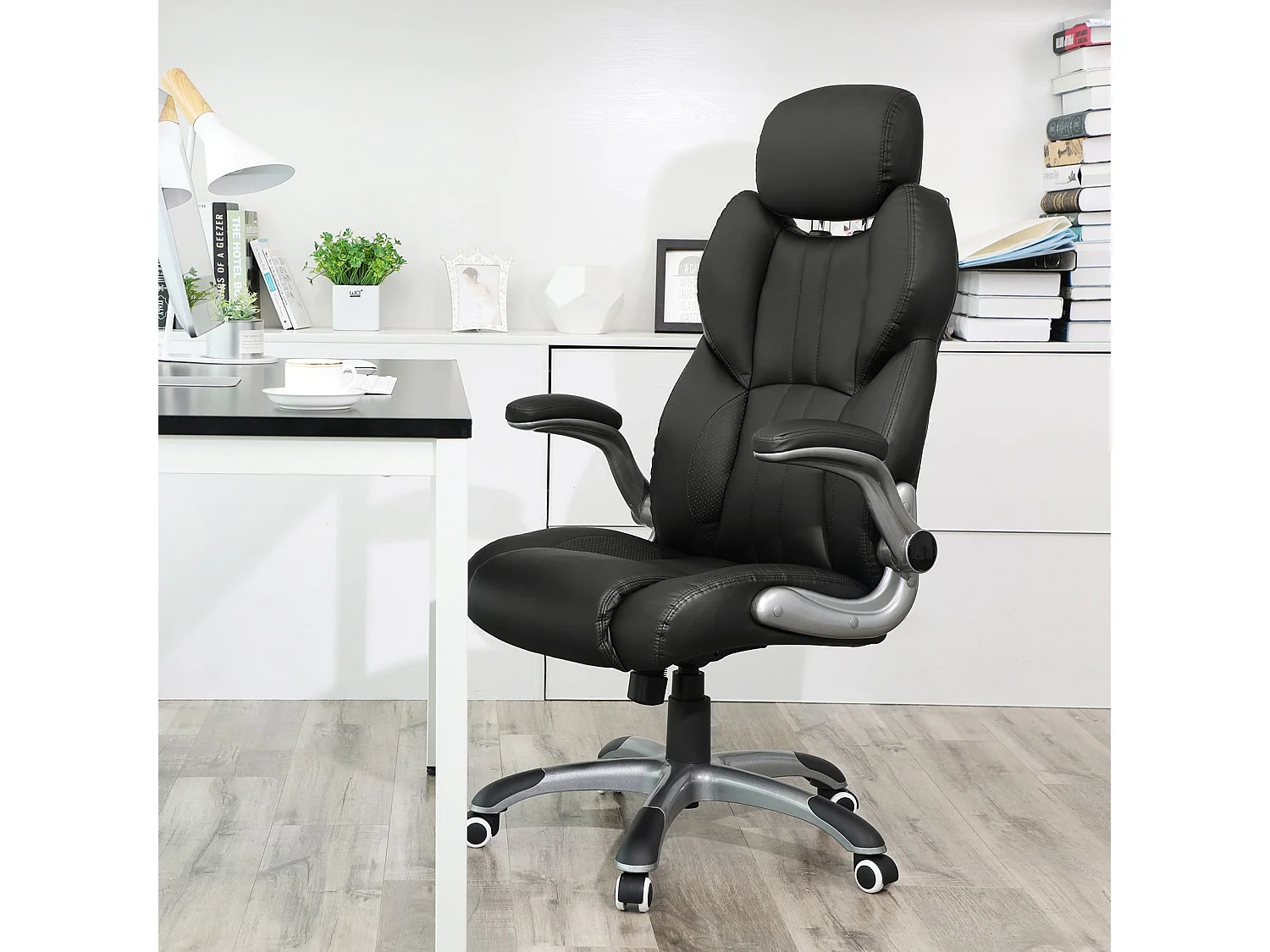 Bürostuhl mit klappbaren Armlehnen