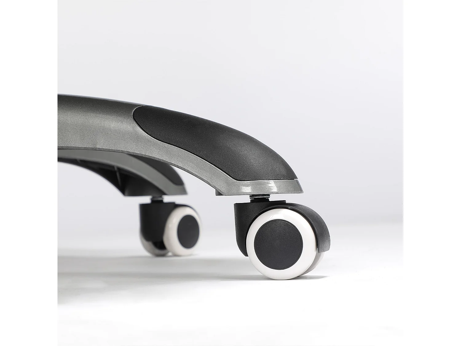 Bürostuhl mit klappbaren Armlehnen