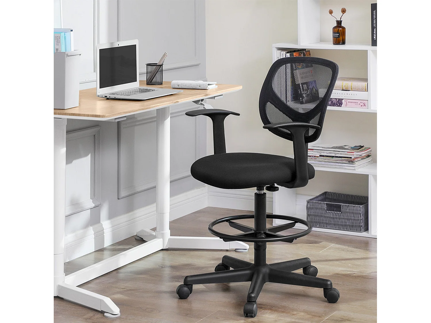 Bürostuhl mit verstellbarem Fußring