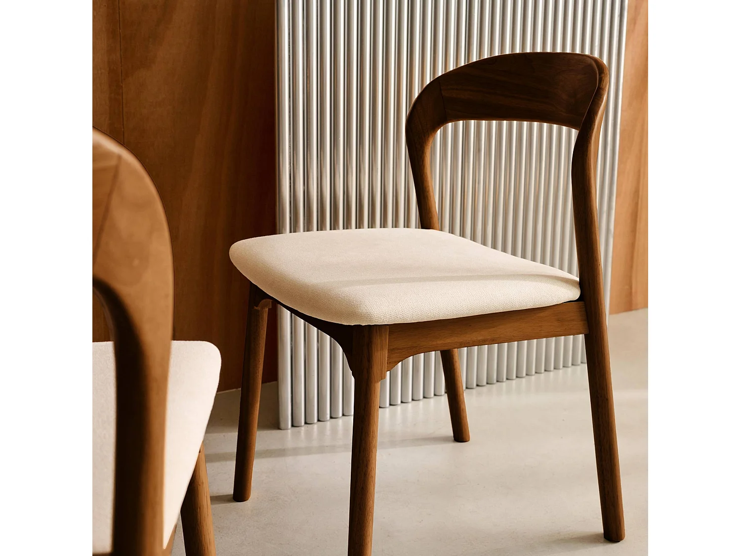 Lot de 2 chaises vintage bois d'hévéa noyer et tissu beige - L 46 x P 53 x H 78cm - Athena
