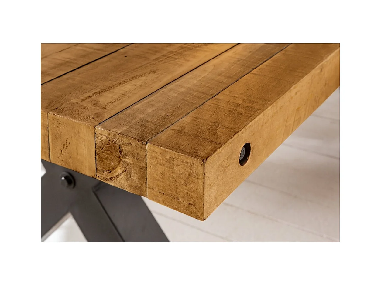 Table CAVARA – Bois de pin recyclé verni et métal noir – 200 cm – Plateau épais 80 mm – Style industriel