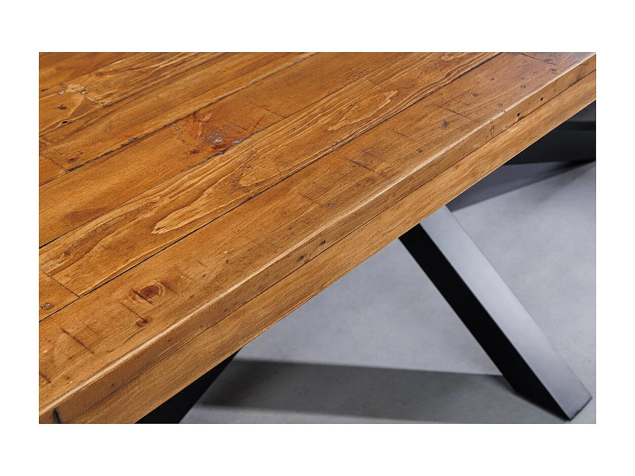 Table de salle à manger SOLARA – Bois de pin recyclé verni et métal noir – 240 cm – Style industriel