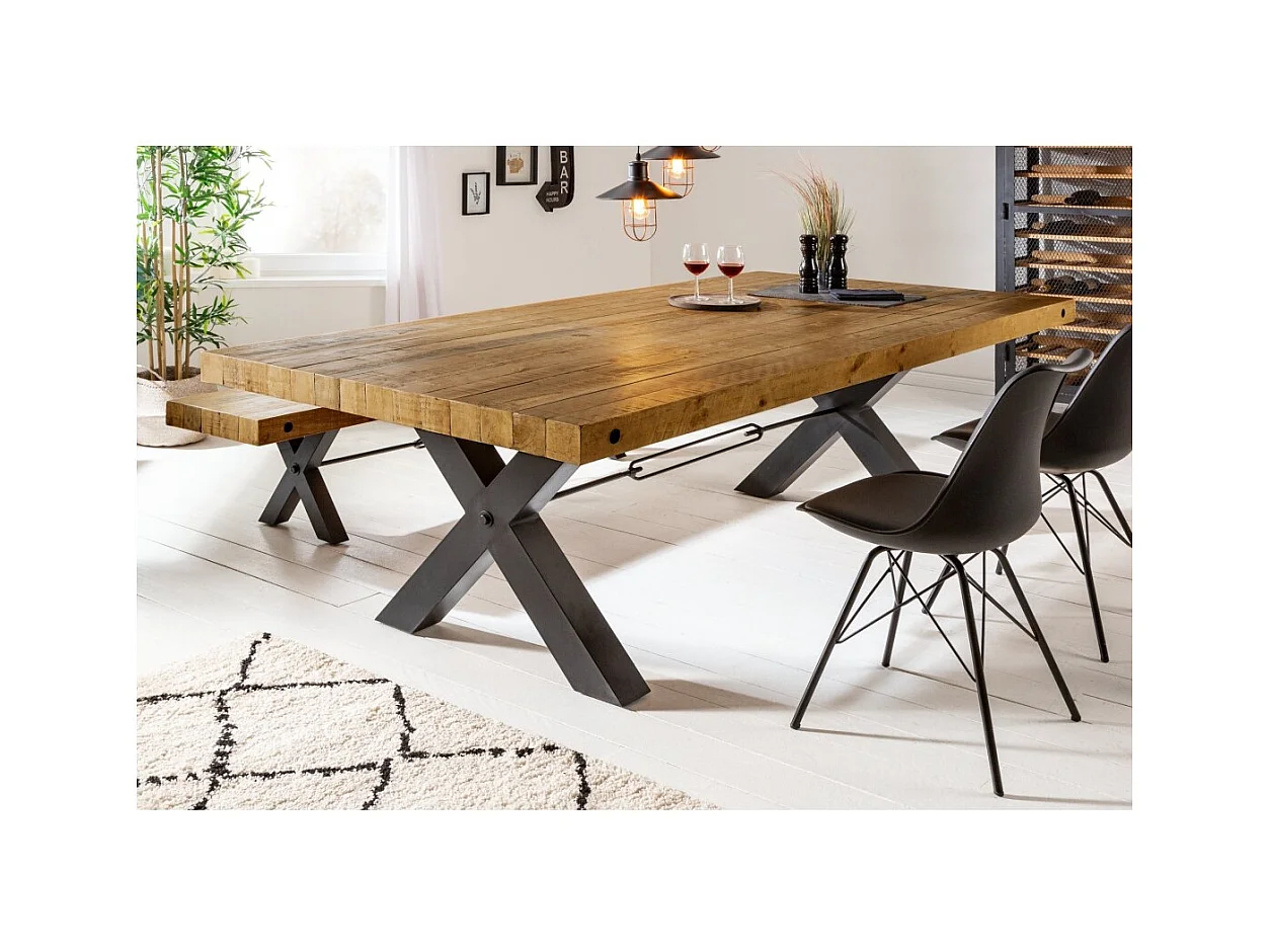 Table CAVARA – Bois de pin recyclé verni et métal noir – 240 cm – Style industriel