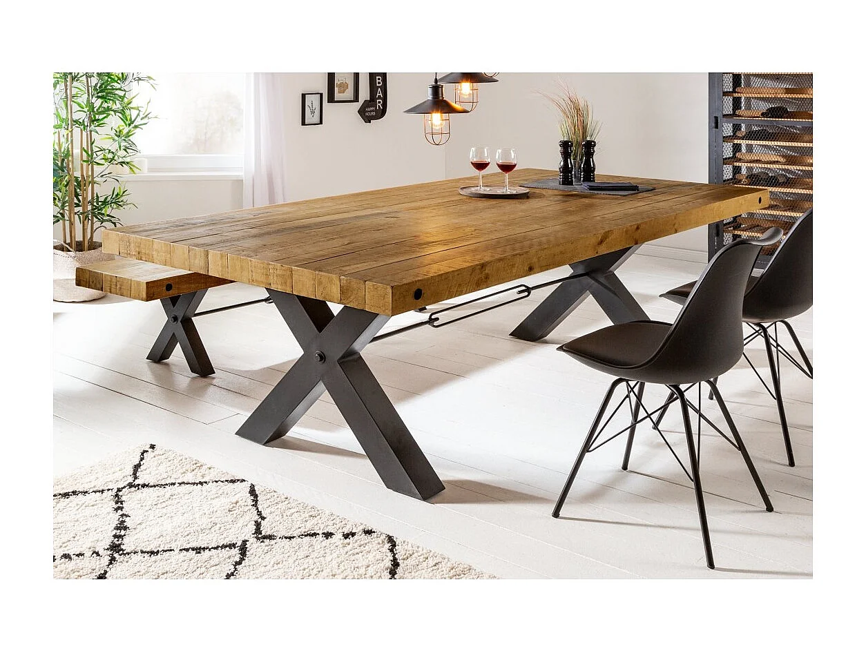 Table CAVARA – Bois de pin recyclé verni et métal noir – 240 cm – Style industriel