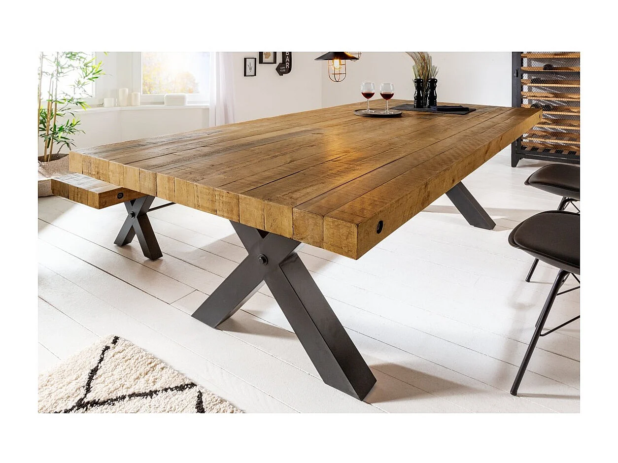 Table CAVARA – Bois de pin recyclé verni et métal noir – 240 cm – Style industriel