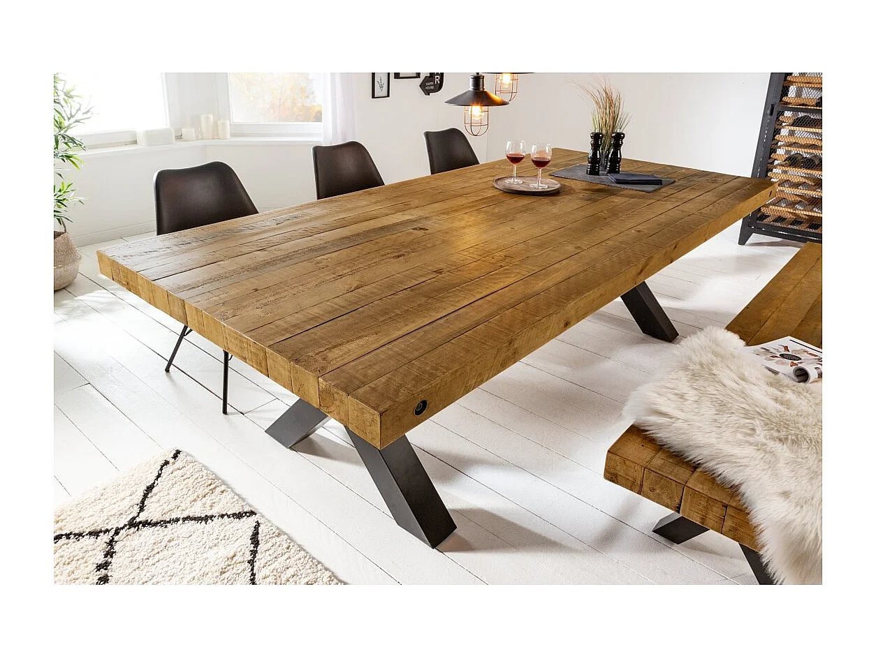 Table CAVARA – Bois de pin recyclé verni et métal noir – 240 cm – Style industriel