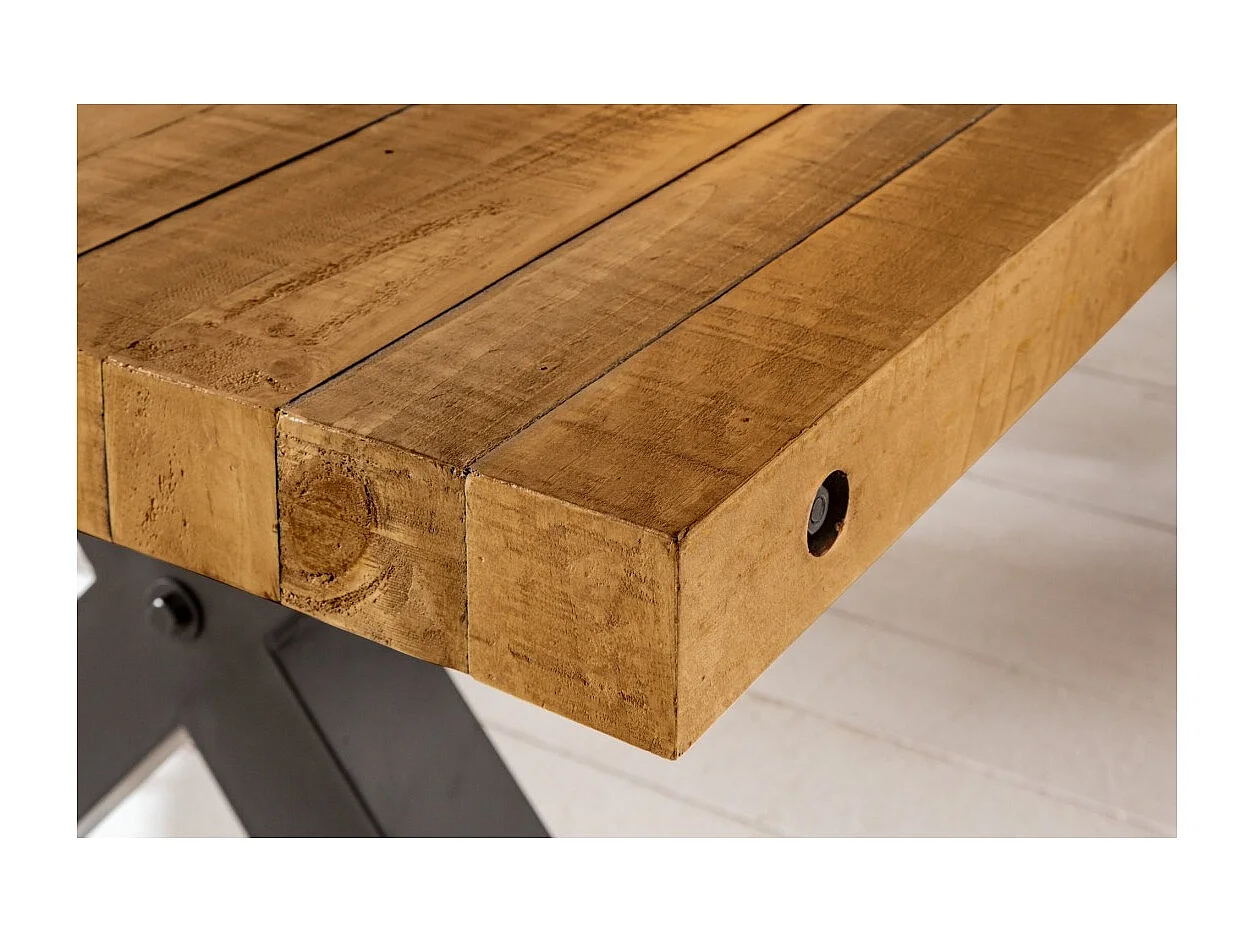 Table CAVARA – Bois de pin recyclé verni et métal noir – 240 cm – Style industriel