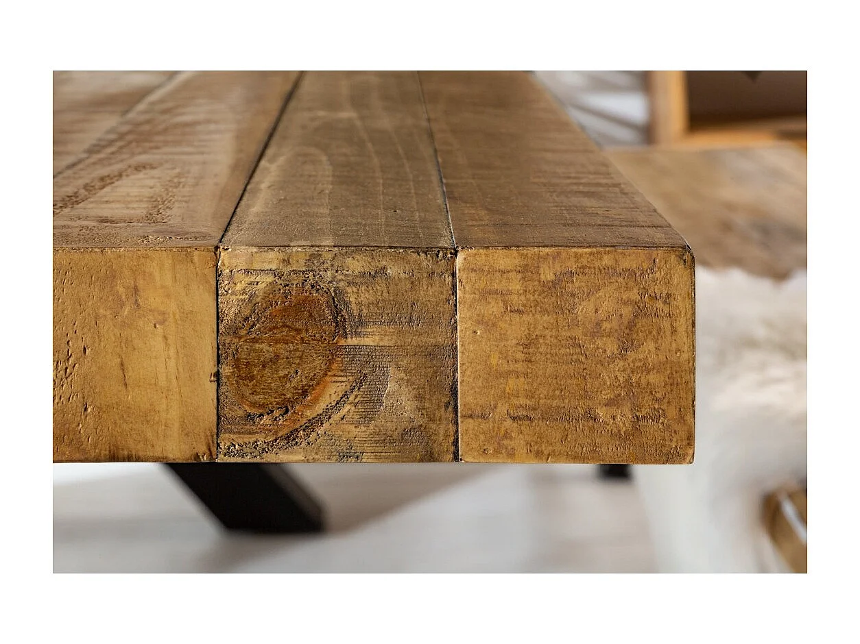 Table CAVARA – Bois de pin recyclé verni et métal noir – 240 cm – Style industriel