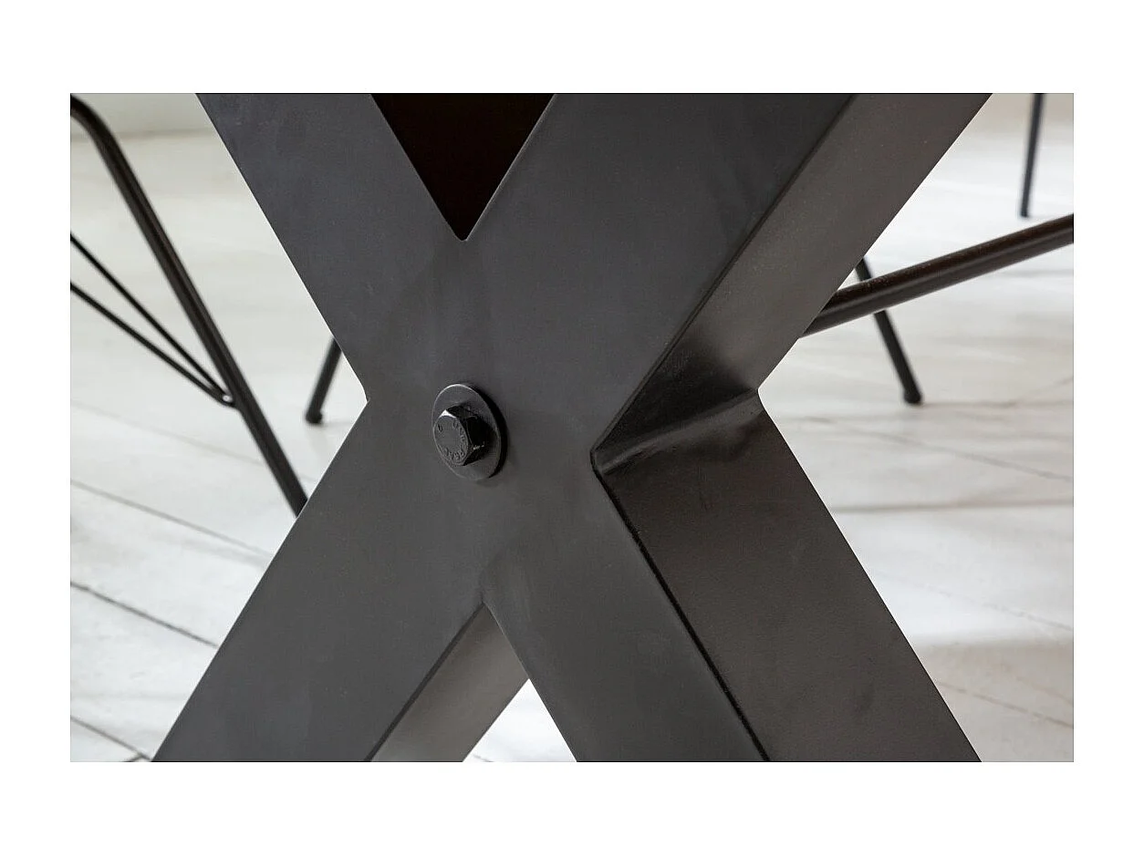 Table CAVARA – Bois de pin recyclé verni et métal noir – 240 cm – Style industriel