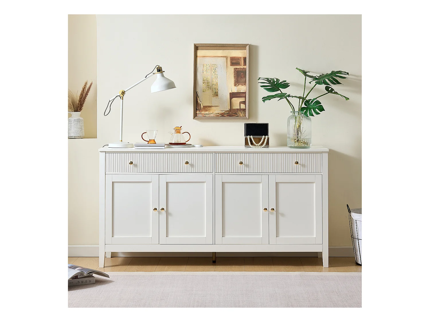 Credenza bianca con 2 cassetti e 4 ante, maniglie dorate, frontali dei cassetti verticali