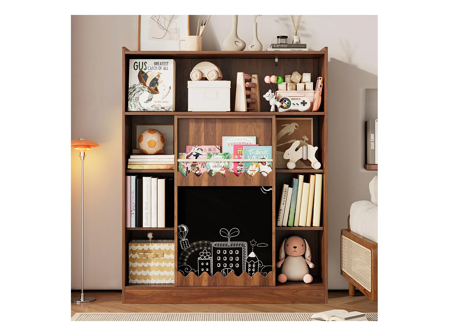 Bibliothèque couleur noyer avec porte coulissante, tableau noir et 9 étagères ouvertes, MDF