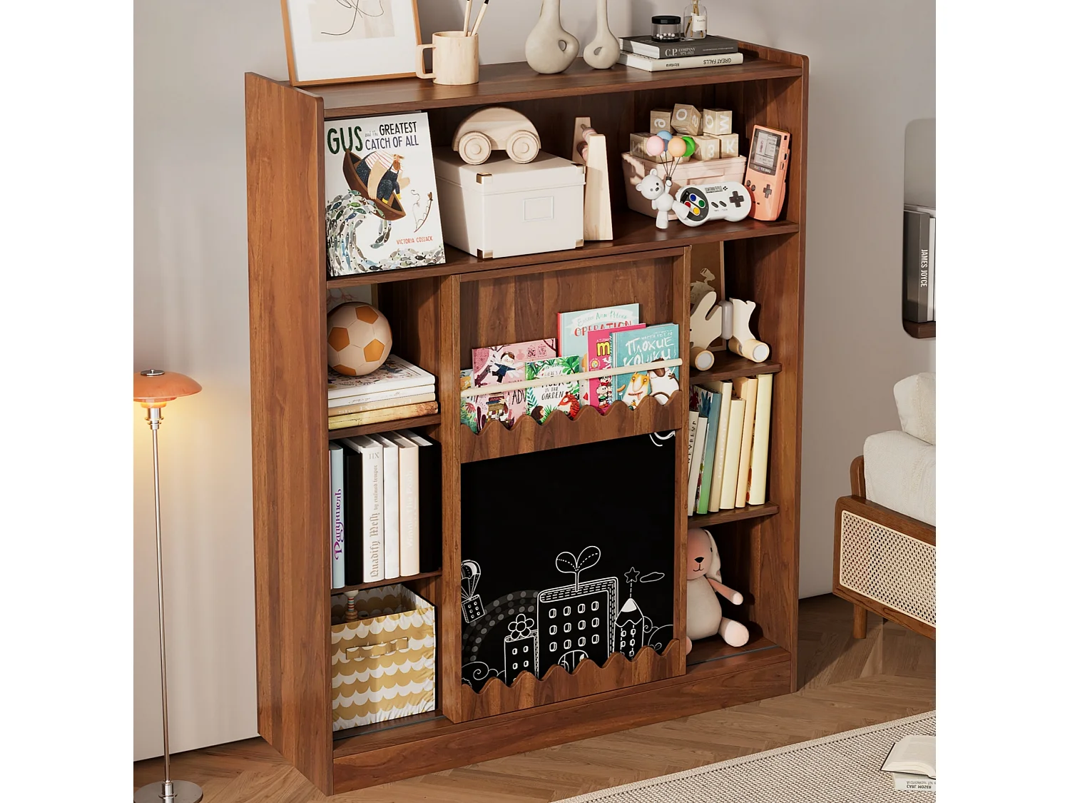 Bibliothèque couleur noyer avec porte coulissante, tableau noir et 9 étagères ouvertes, MDF