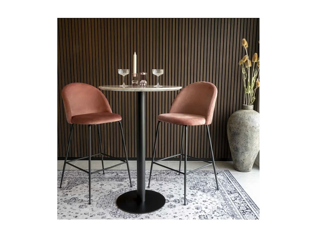 Silla de bar de terciopelo rosa con pies negros