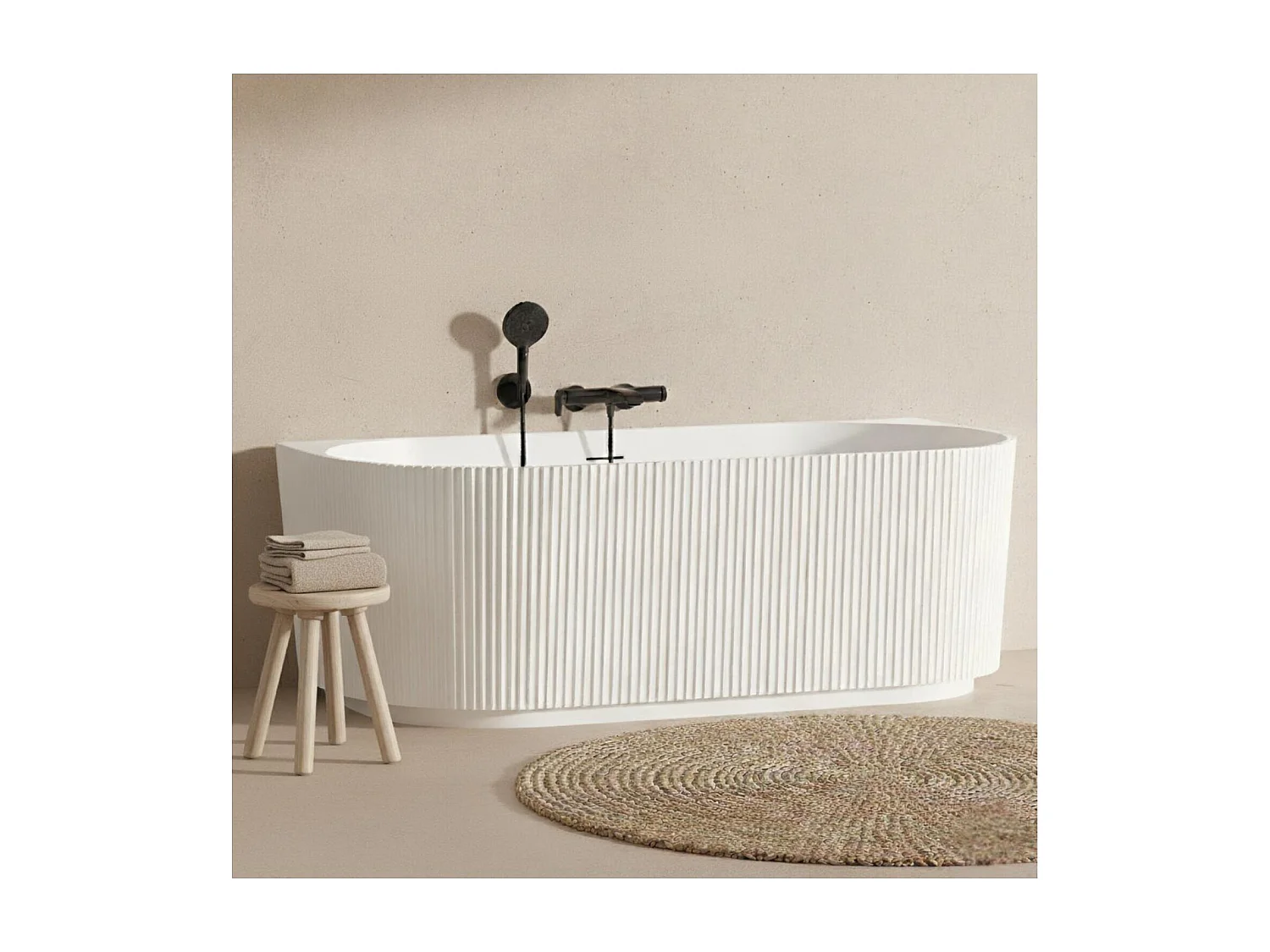 Bañera de pared STRIA de 170 cm con nervaduras acrílicas blancas