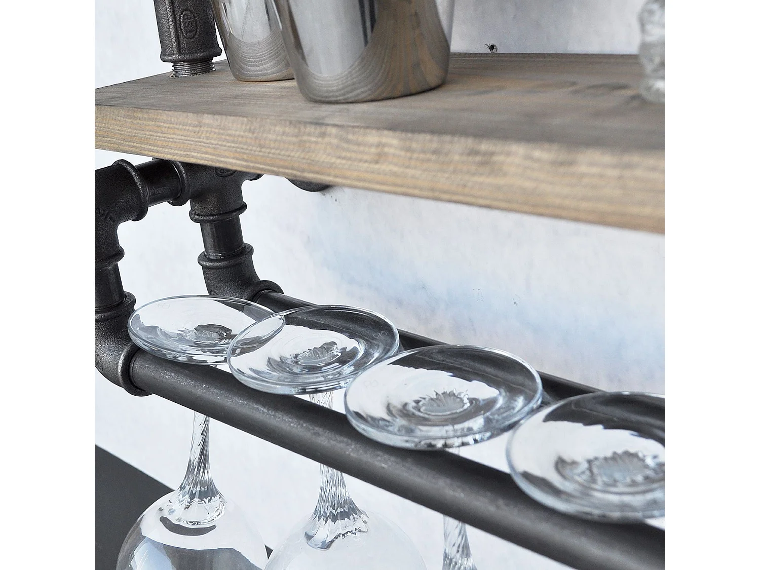 Rohrregal – 60 cm x 67 cm x 17 cm – Walnuss und Schwarz – Holz und Metall