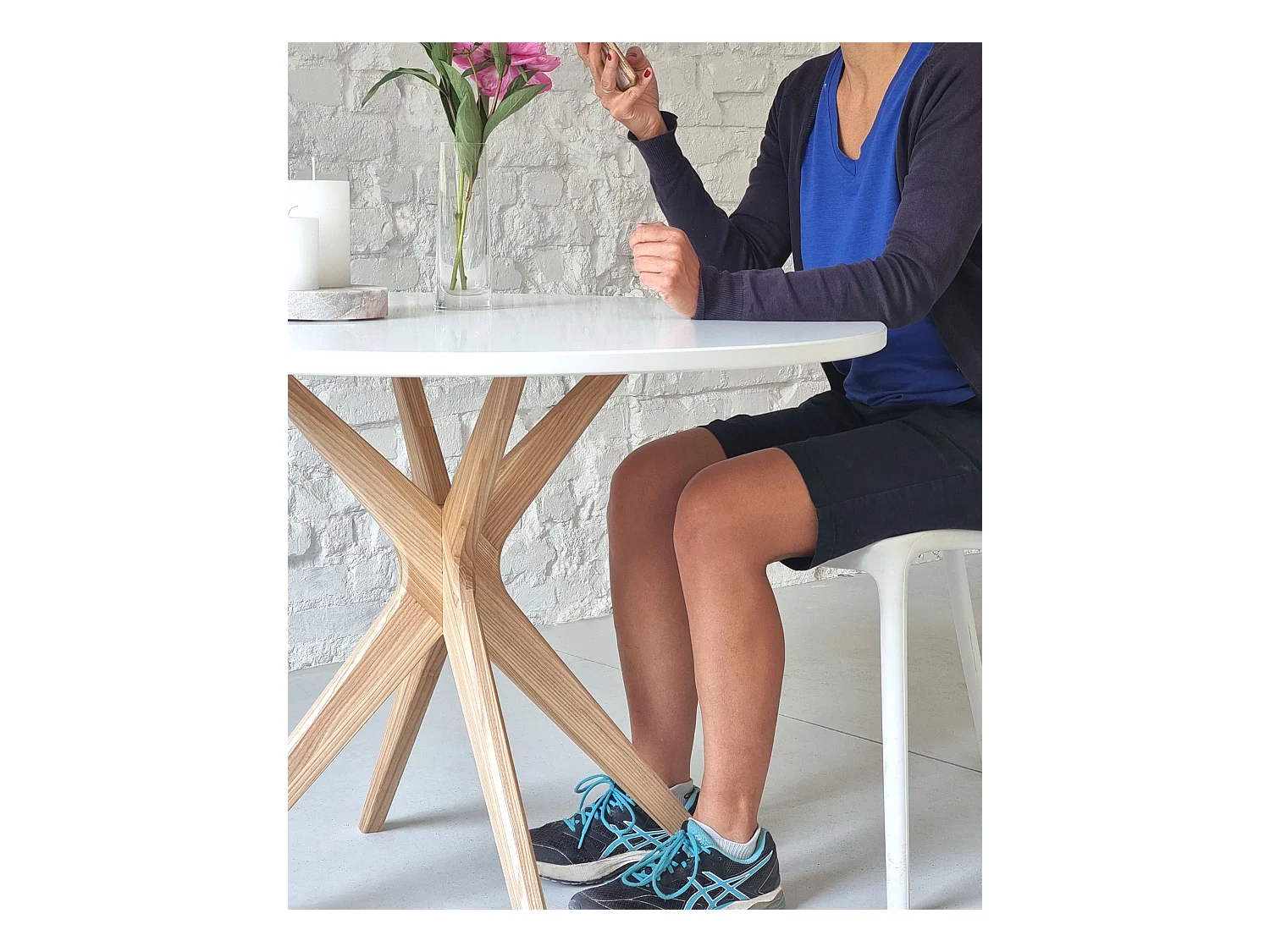 Tavolo da pranzo rotondo 110cm Jubi Bold Verde Salvia con gambe in rovere