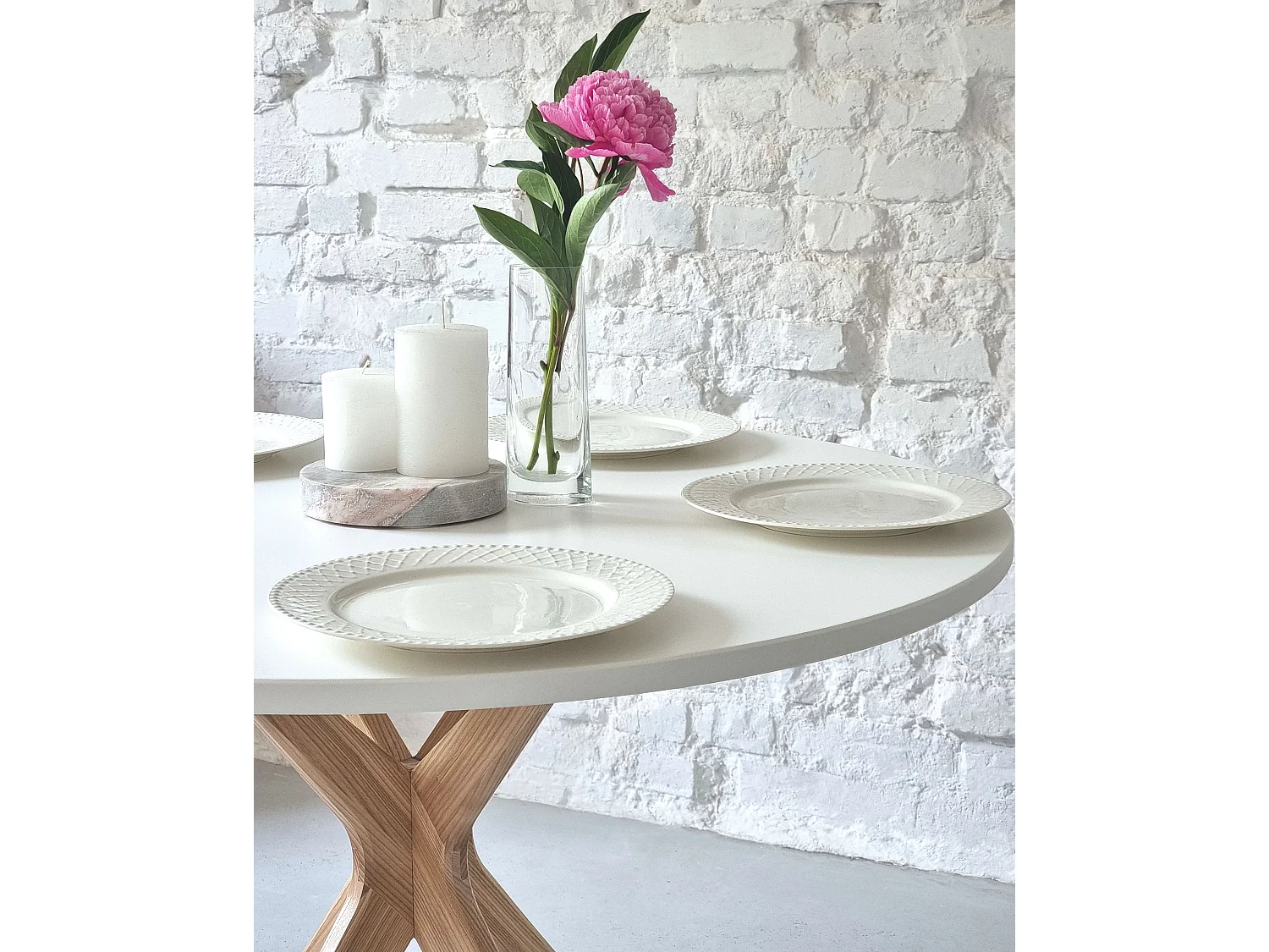 Mesa de jantar redonda 100cm Jubi Bold Branca com pernas de carvalho