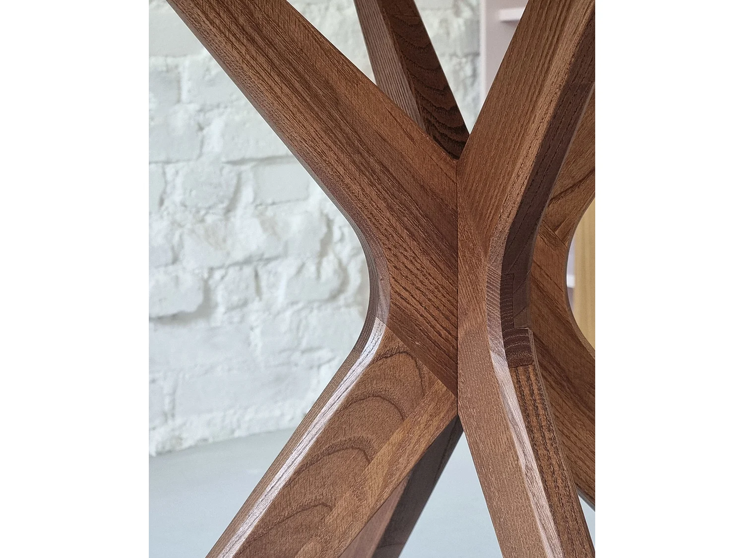 Mesa de jantar redonda 100cm Jubi Bold Branca com pernas de carvalho