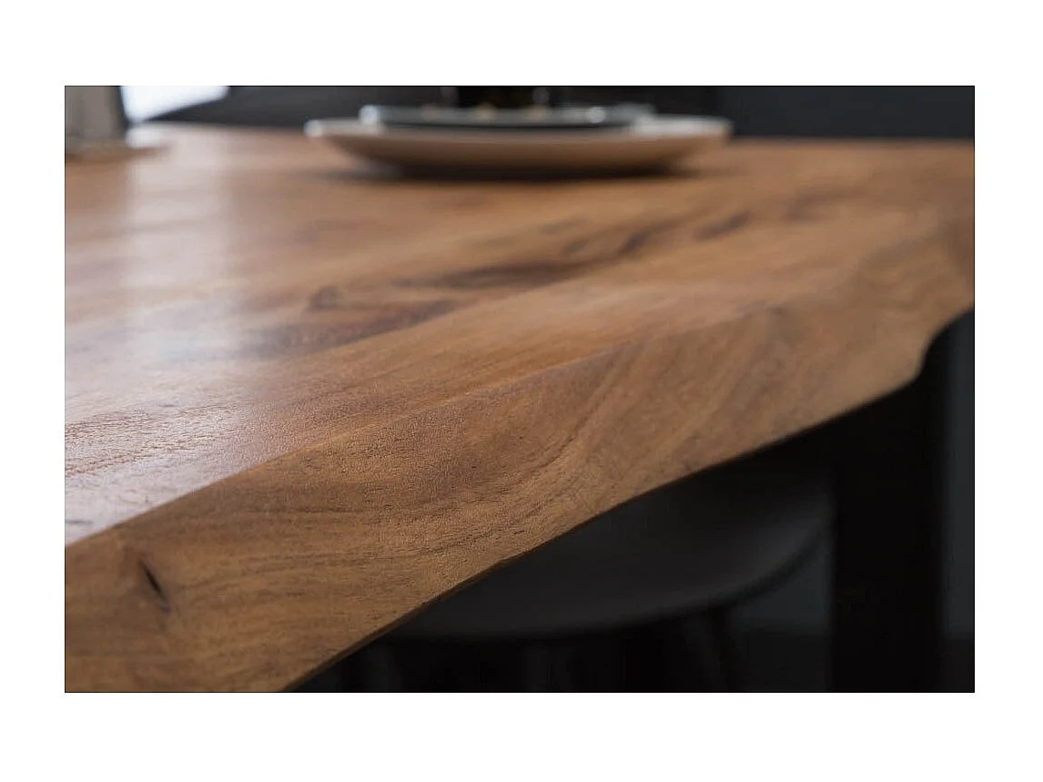 Table de salle à manger ARKAYA 140 cm – Plateau en bois massif d'acacia verni et pieds en U métal noir – Style industriel