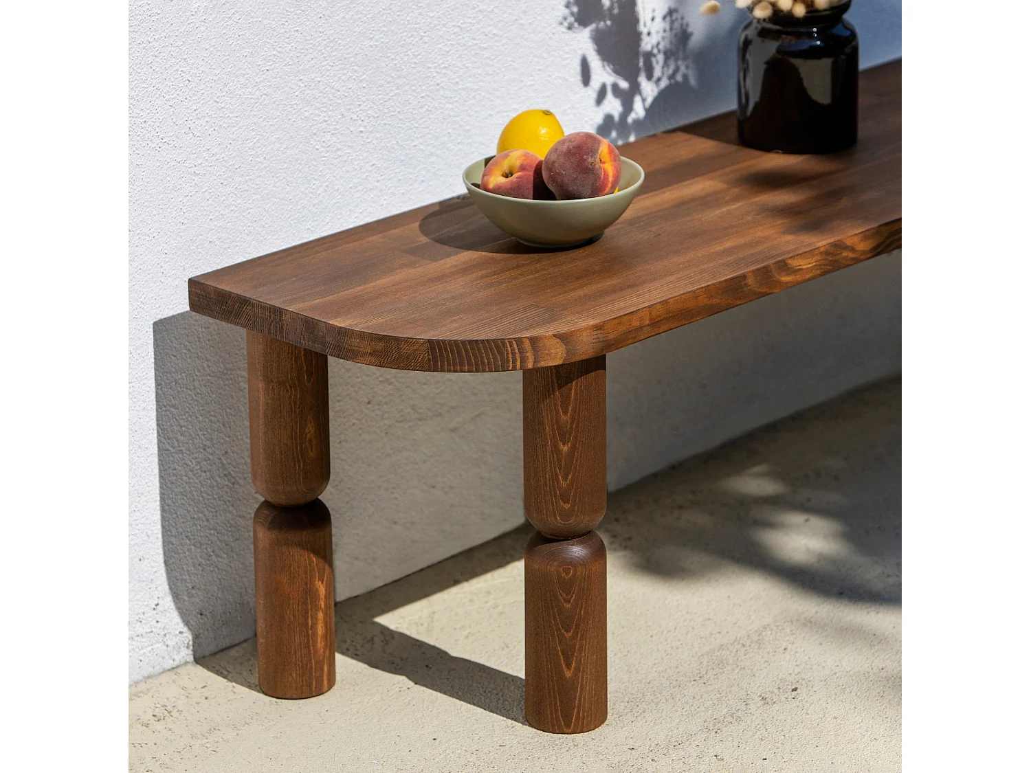 Meuble TV en bois massif, coloris noyer, 140 x 40 x 35 cm | Finition ultra-mate à base d'eau et résistante aux UV | Design élégant et durable pour un salon moderne