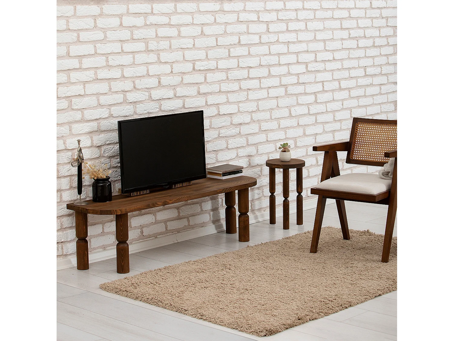 Meuble TV en bois massif, coloris noyer, 140 x 40 x 35 cm | Finition ultra-mate à base d'eau et résistante aux UV | Design élégant et durable pour un salon moderne