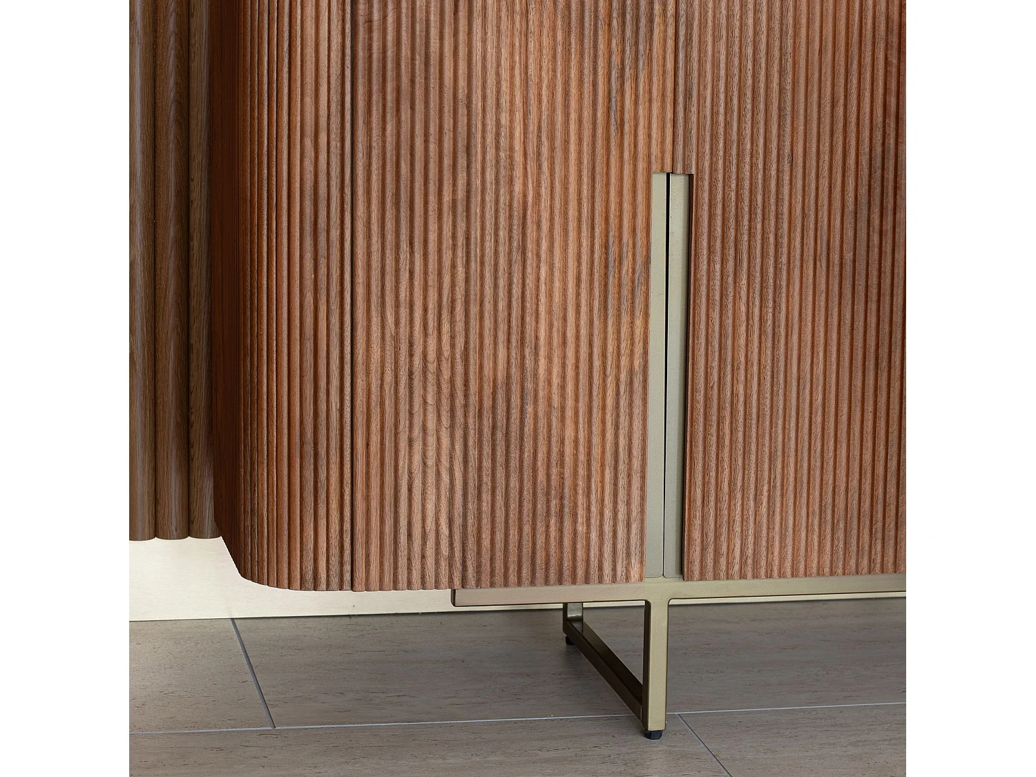 Now's Home - Bahut Deux Portes Effet Noyer Avec Pieds Metal Dore Selma