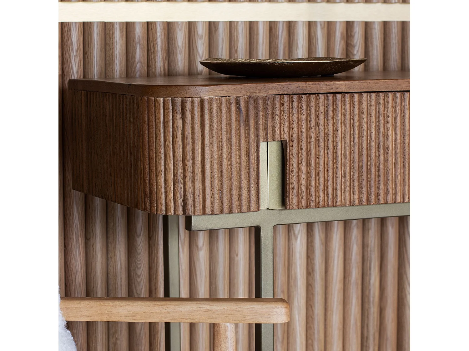 Now's Home - Console  Effet Noyer Avec Pieds En Metal Dore 80x35x80cm Selma