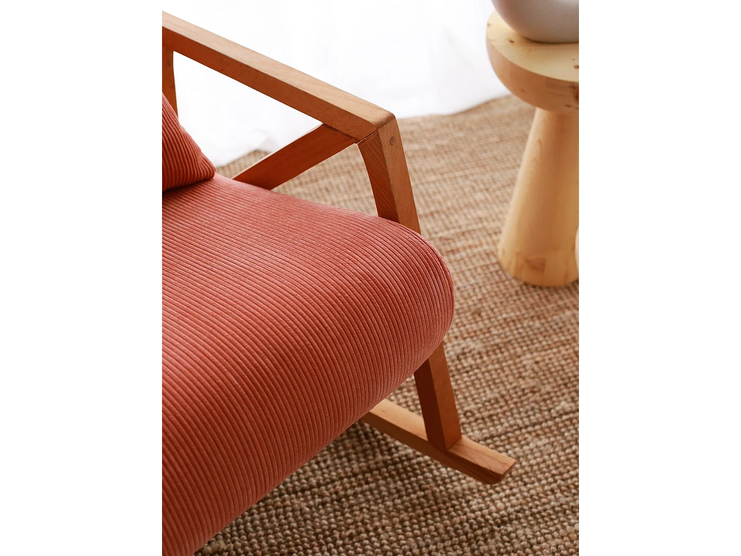 Elegante poltrona, 100% velluto, colore rosso, 67 x 75 x 85 cm | Gambe in legno, comoda altezza di seduta: 51 cm | Perfetta per spazi modern