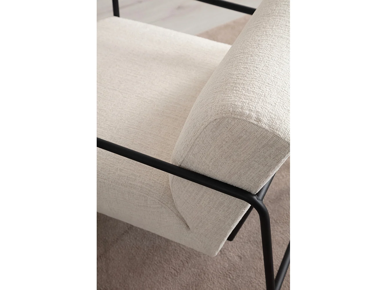 Elegante fauteuil, wit, 70 x 90 x 75 cm | Frame van beukenhout en spaanplaat, 100% polyester, zachte schuimkussens | Zwarte metalen poten