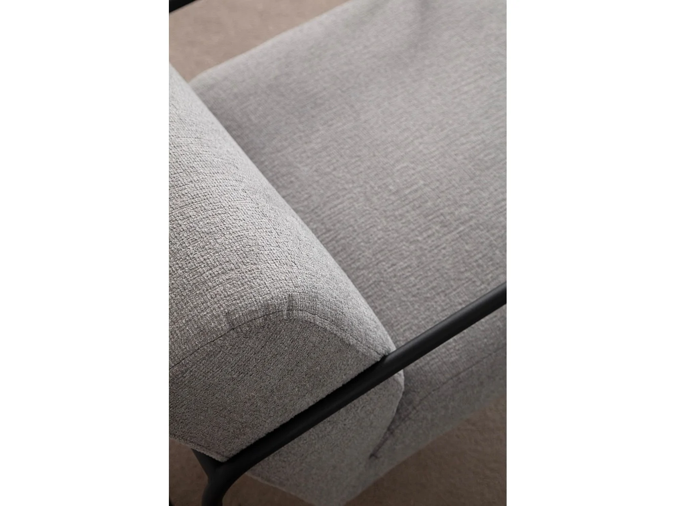 Stijlvolle oorfauteuil, grijze stof, 70 x 90 x 75 cm | Frame van beukenhout en spaanplaat, poten van zwart metaal | Kussens van schuimrubber