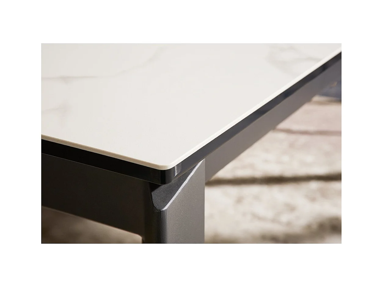 Table FORZA 180–240 cm – Plateau en céramique effet marbre blanc et structure en métal noir – Table extensible moderne