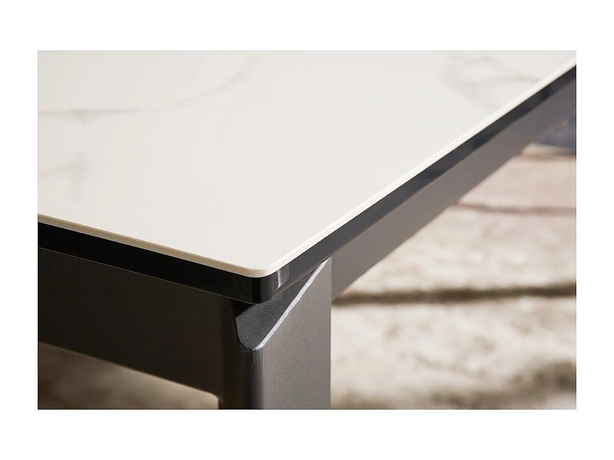Table SIGRO 180–240 cm – Plateau en céramique effet marbre blanc et structure en métal noir – Table extensible moderne