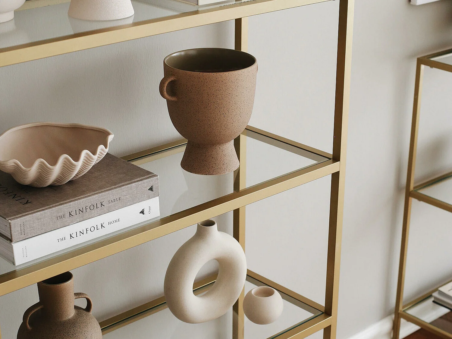 Bibliothèque moderne dorée, 80 cm x 165 cm x 30 cm | Structure 100 % verre trempé et métal, fixation murale, capacité de charge 35 kg, desig