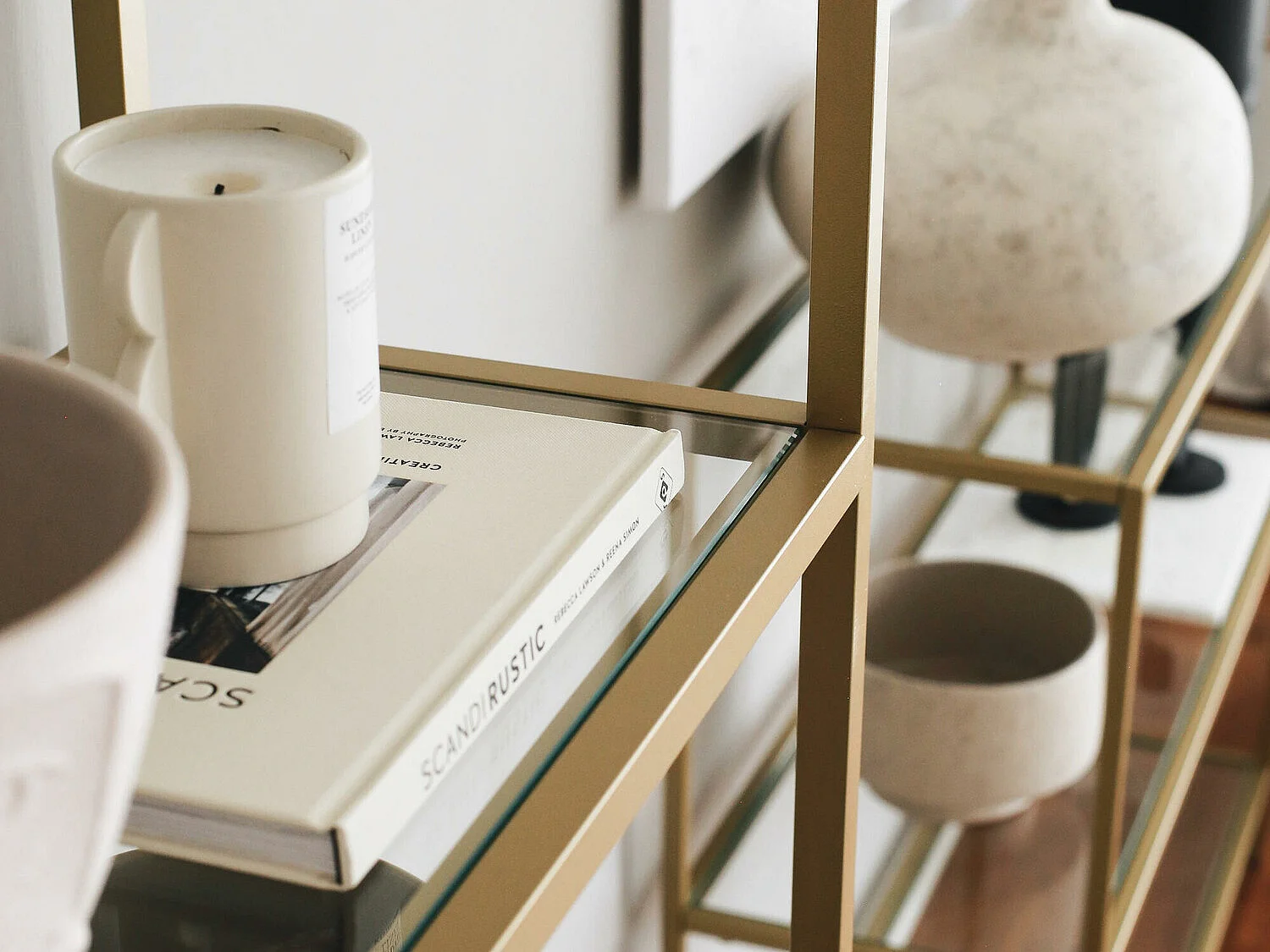 Bibliothèque moderne dorée, 80 cm x 165 cm x 30 cm | Structure 100 % verre trempé et métal, fixation murale, capacité de charge 35 kg, desig