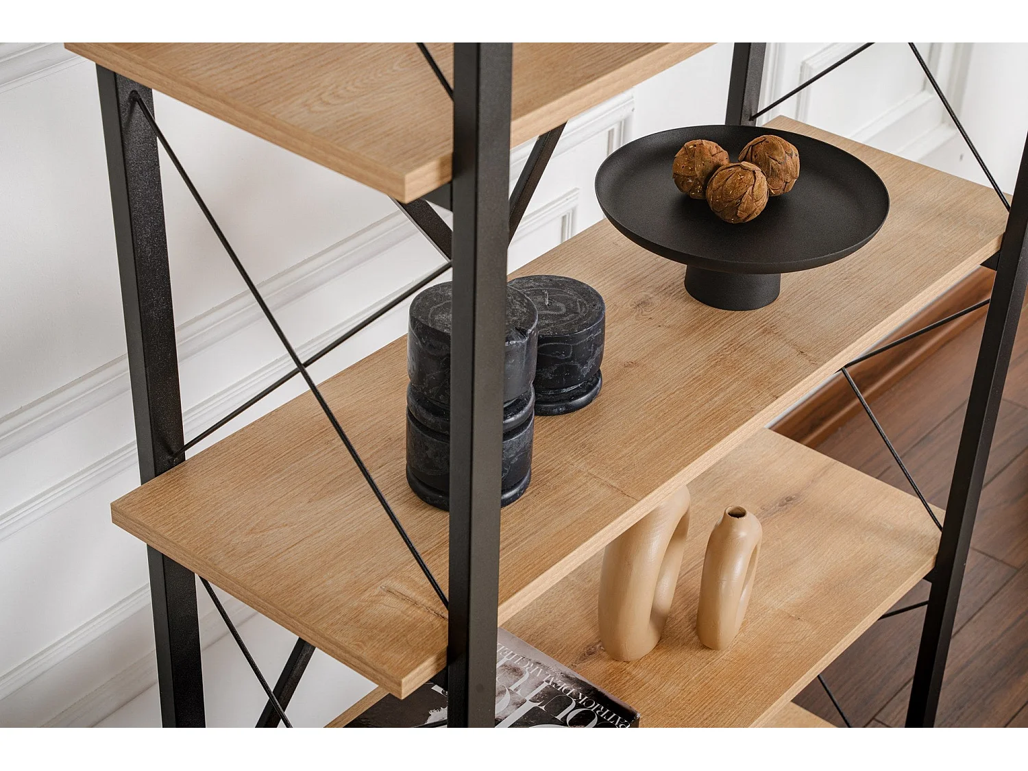 Elegante boekenkast van eikenhout en zwart, 90 x 180 x 33,5 cm | 100% melamine-gecoat spaanplaat, metalen frame | Wandmontage, meerdere plan