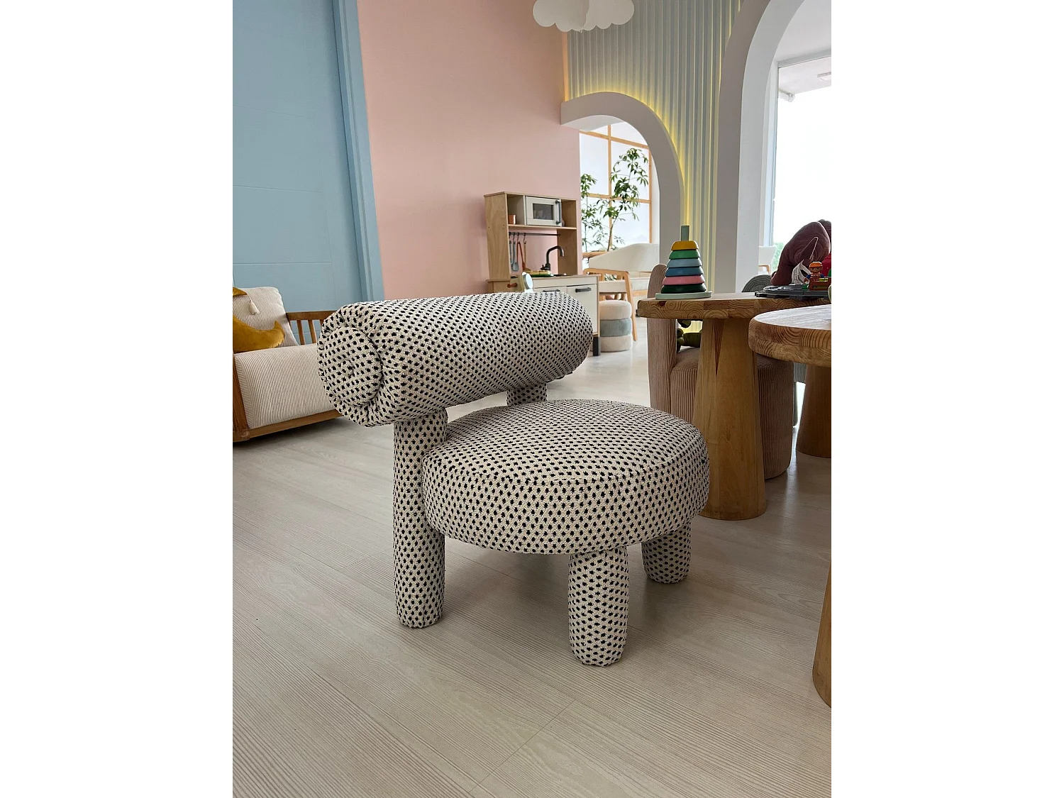 Eleganter schwarz-weißer Sessel, 39 x 58 x 39 cm | Rahmen aus 100 % Karpfenholz, Stoff aus 100 % Polyester | Elegant und bequem für moderne