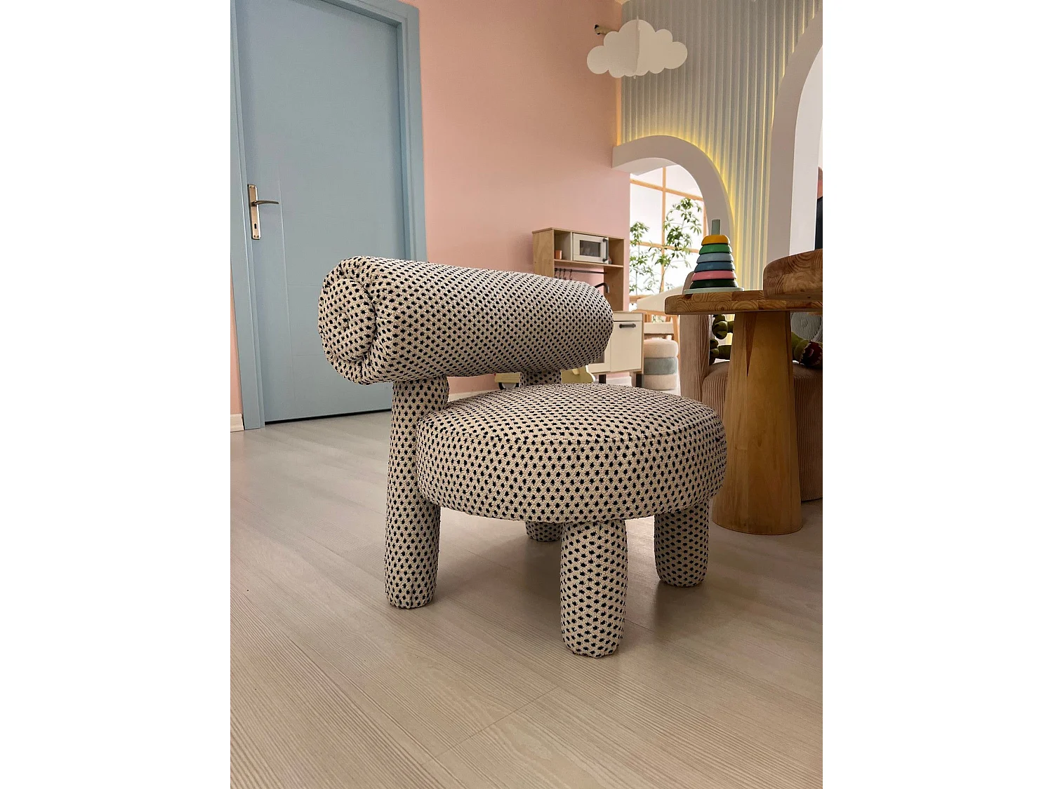 Eleganter schwarz-weißer Sessel, 39 x 58 x 39 cm | Rahmen aus 100 % Karpfenholz, Stoff aus 100 % Polyester | Elegant und bequem für moderne