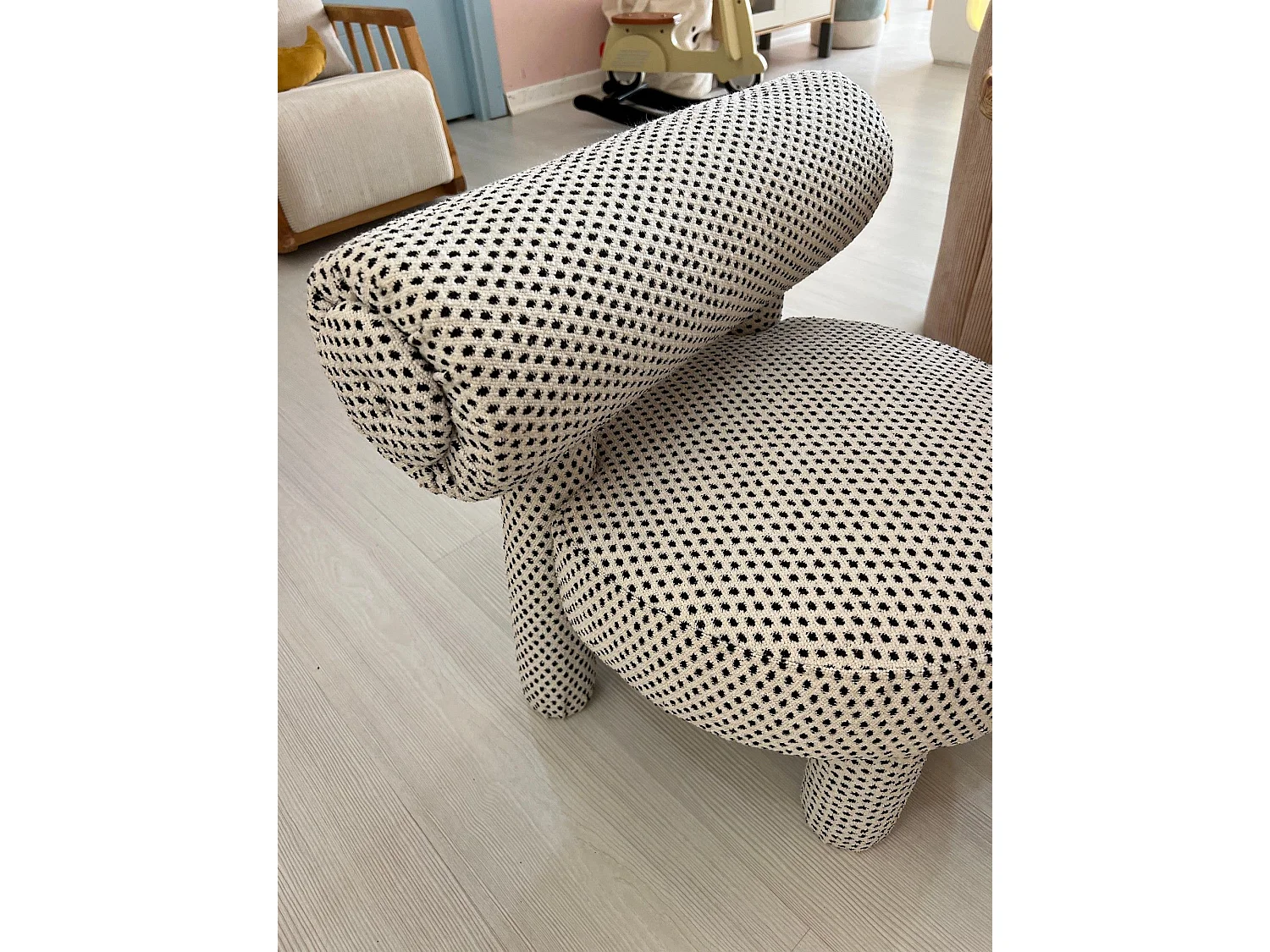 Eleganter schwarz-weißer Sessel, 39 x 58 x 39 cm | Rahmen aus 100 % Karpfenholz, Stoff aus 100 % Polyester | Elegant und bequem für moderne