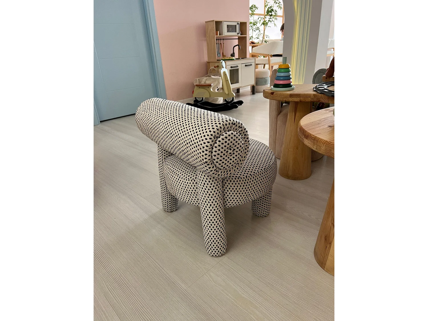 Eleganter schwarz-weißer Sessel, 39 x 58 x 39 cm | Rahmen aus 100 % Karpfenholz, Stoff aus 100 % Polyester | Elegant und bequem für moderne