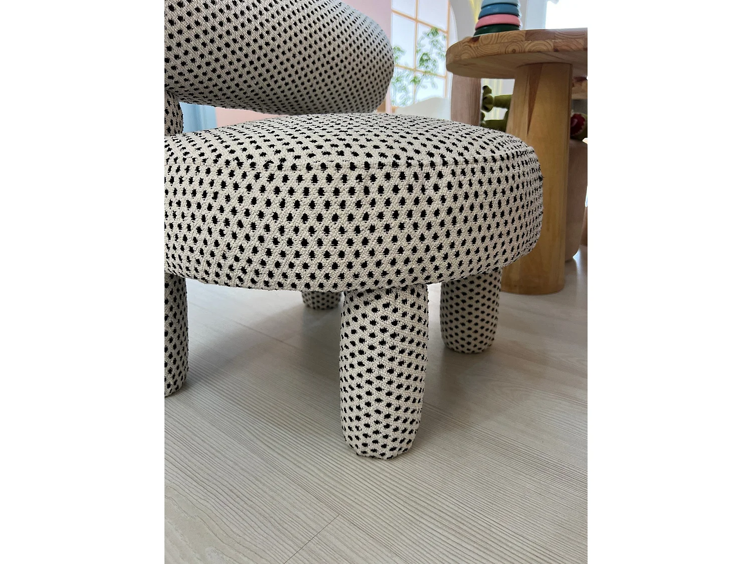 Eleganter schwarz-weißer Sessel, 39 x 58 x 39 cm | Rahmen aus 100 % Karpfenholz, Stoff aus 100 % Polyester | Elegant und bequem für moderne