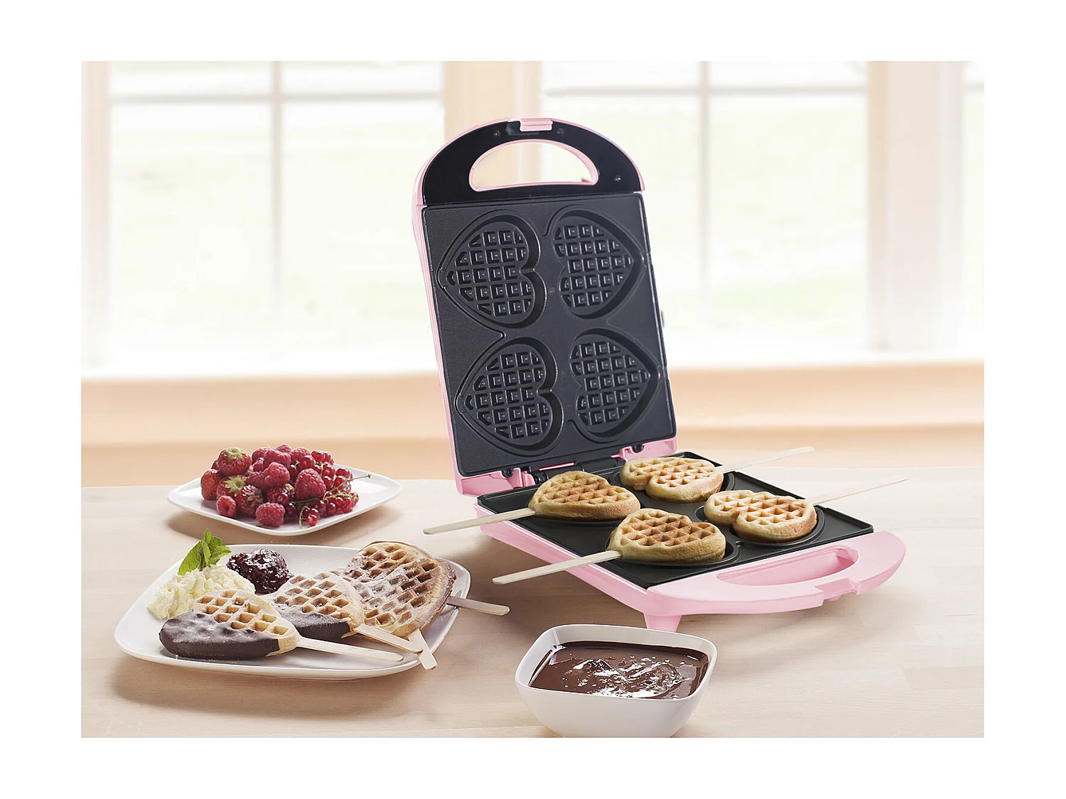 Bestron Wafelijzer voor Kleine Hartvormige Wafels op Stokjes - Retro-Design - 780 W Roze
