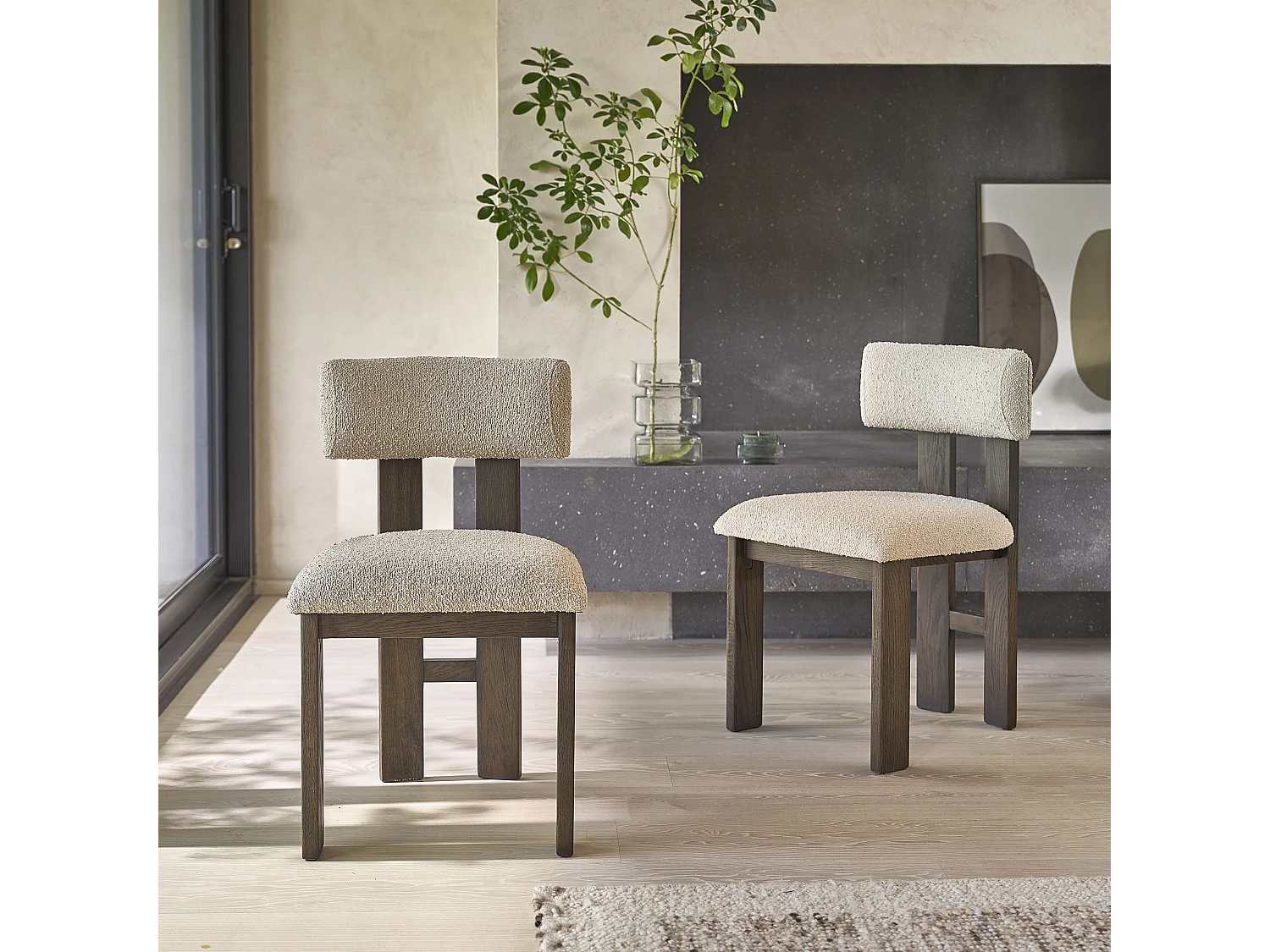 Sedia in rovere massello marrone con tessuto bouclé beige