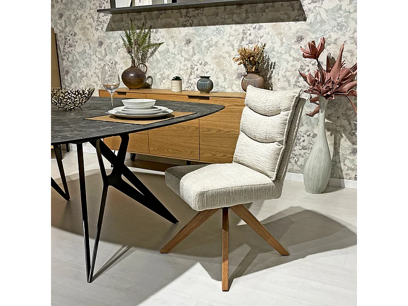 Chaise pivotante 360° matelassé tissu doux écru pieds bois - DARCY